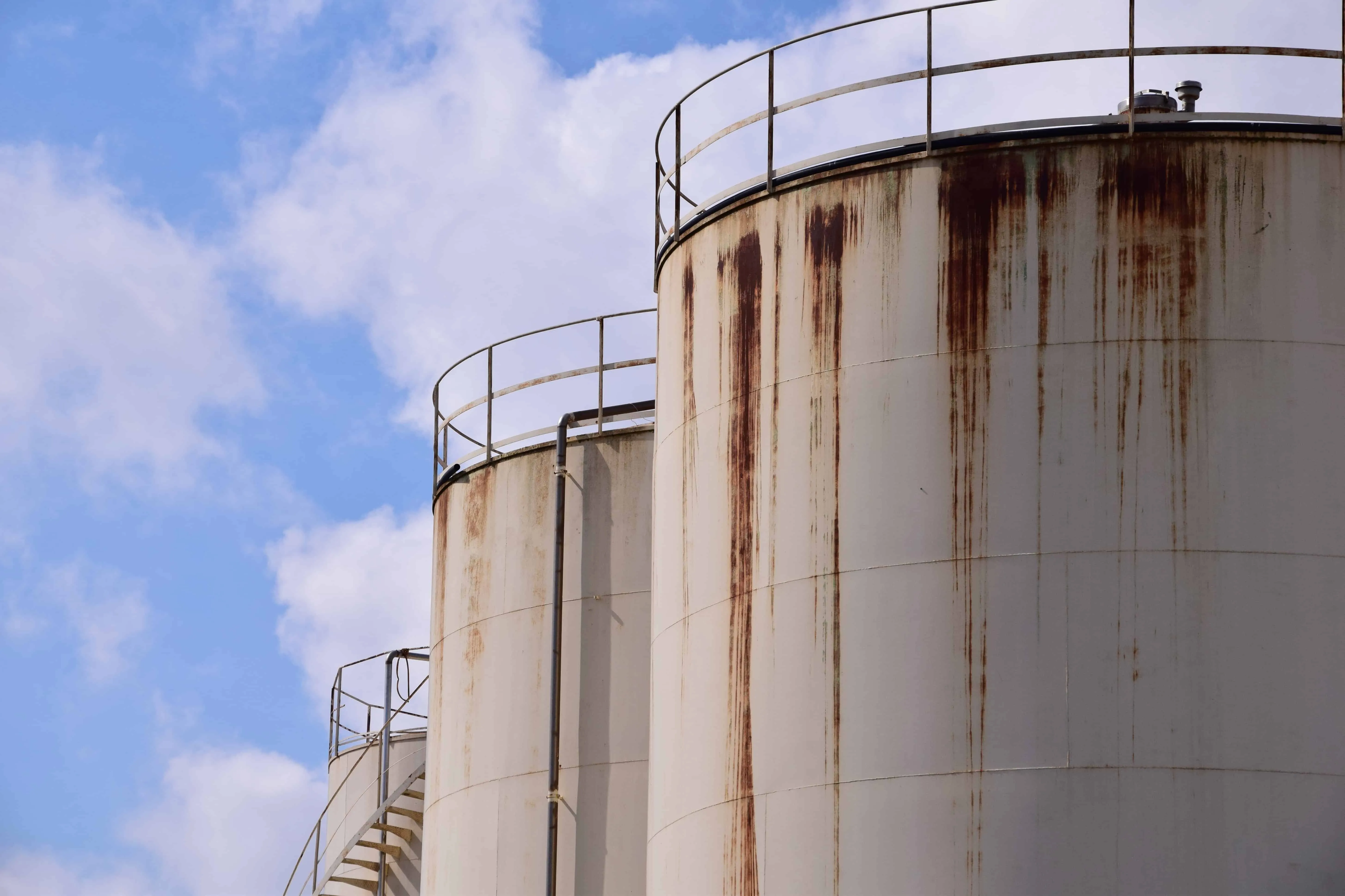 Storage tank inspection and cleaning